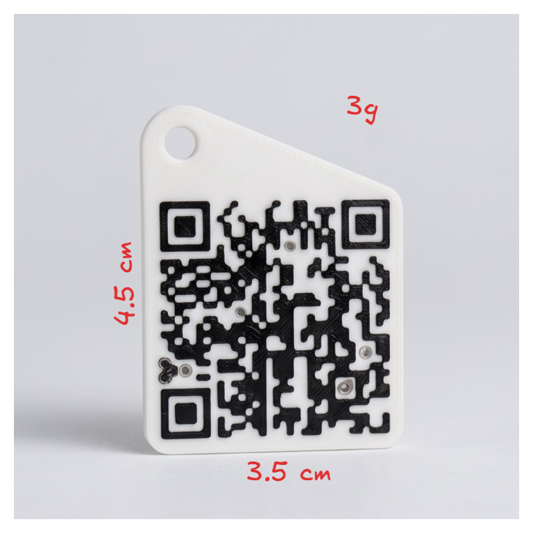 Tuvplāns: balts 3D printēts QR kods ar izmēriem un svaru — 4.5 × 3.5 cm, 3 g